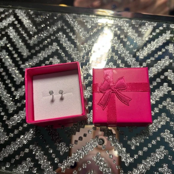 ✨ Dainty Moissanite Stud Earrings – 925 Sterling Silver ✨ - Picture 4 of 4